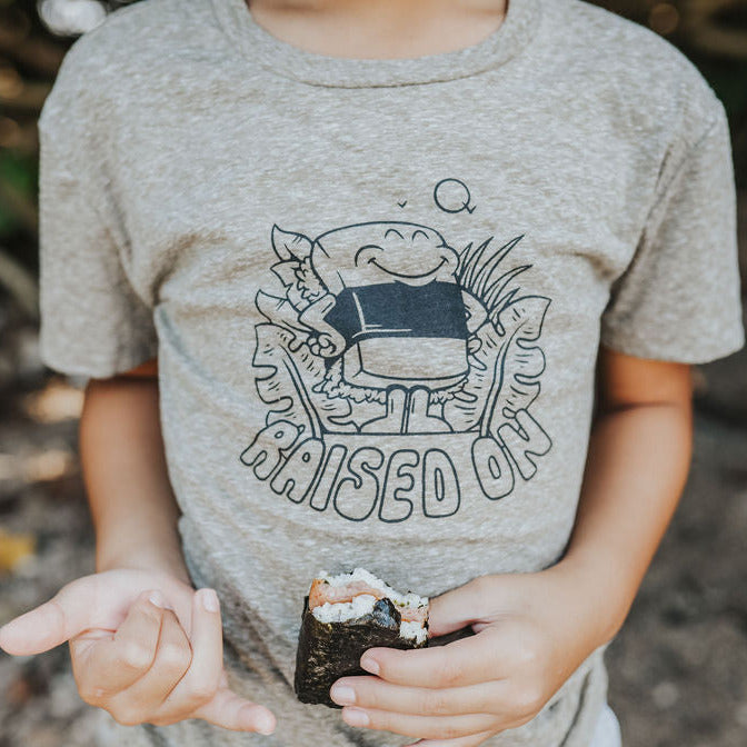 Izzy and Luke: Raised on Musubi Tシャツ Izzy and Luke: Raised on Musubi Tシャツ